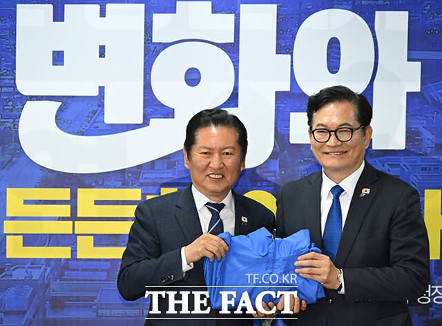 정청래 대표와 최고위원을 비롯한 참석자들이 회의를 앞두고 기념촬영하는 모습.