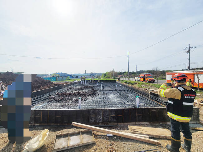 23일 오후 3시 36분쯤 영천시 고경면의 한 공사장에서도 화재가 발생해 철근콘크리트 구조 건축물 1동(198㎡)과 건축자재 등을 태우고 14분 만에 꺼졌다. /경북소방본부