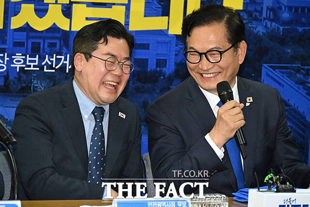 정청래 대표와 최고위원을 비롯한 참석자들이 회의를 앞두고 기념촬영하는 모습.