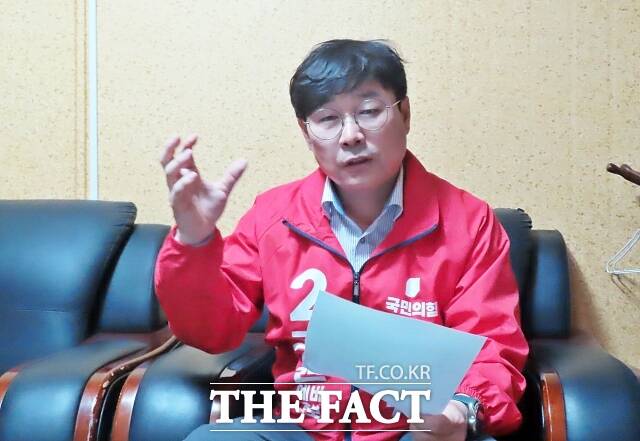 이봉규 청양군의원 예비후보(가선거구 2-나)가 23일 자신의 선거사무소에서 <더팩트>와 인터뷰를 통해 재선 도전의 의미에 대해 설명하고 있다. /김형중 기자