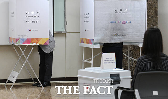 딥페이크를 이용한 선거 조작 엄단 방침에도 불구하고, 중앙선관위의 관련 사업 예산은 전무한 상태인 것으로 나타났다. 사진은 제21대 대통령 선거 날인 2025년 6월3일 오전 서울 강남구 국민연금공단 서울남부지역본부에 마련된 논현1동 제3투표소를 찾은 시민이 투표를 하고 있는 모습. /박헌우 기자