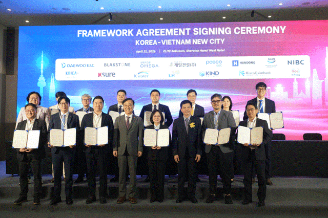 한국토지주택공사(LH)는 지난 21일 베트남 하노이에서 '베트남 박닌성 동남신도시 조성사업'의 본격적인 추진을 위한 '동남신도시 민관협의체 기본 협약'을 체결했다. 김윤덕 국토교통부 장관(첫줄 왼쪽 네 번째), 레 안 투안 베트남 건설부 차관(첫줄 오른쪽 세 번째), 조경숙 LH 사장 직무대행(첫줄 오른쪽 네 번째)을 비롯한 공공·민간기업 대표자들이 협약 기념 촬영을 하고 있다. /LH