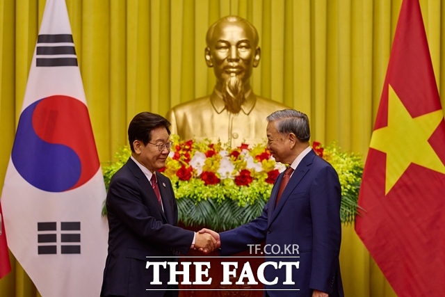 이재명 대통령과 또 럼 베트남 당서기장 겸 국가주석이 22일(현지시간) 베트남 하노이 주석궁에서 열린 공동언론발표에서 악수를 하고 있다. /청와대