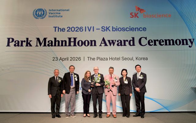 23일 서울플라자호텔에서 개최된 '2026 국제백신연구소(IVI)–SK바이오사이언스 박만훈상' 시상식에서 주요 참석자들이 기념 촬영을 하고 있다. (왼쪽부터) 제롬 김IVI 사무총장, 이종구 전 질병관리본부장, 월터 A. 오렌스타인 교수 부부, 개발도상국 백신생산기업 네트워크(DCVMN)의 라진더 수리 최고경영자(CEO), 지영미 전 질병관리청장, 안재용 SK바이오사이언스 사장 /SK바이오사이언스