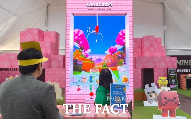 24일 오승혁의 현장은 이날 개막한 고양국제꽃박람회를 방문했다. 많은 관람객들의 관심을 모은 마인크래프트 어드벤처 빌리지에서 취재진이 아기몹 갓챠를 체험하고 있다. /고양국제꽃박람회=오승혁 기자