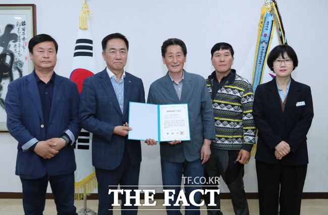 23일 안정리상인회 관계자들이 '골목형 상점가' 지정서를 전달받고 기념 촬영을 하고 있다. /평택시