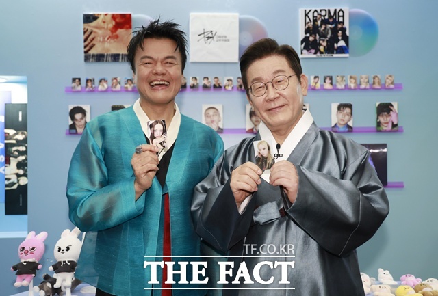 업계 관계자들은 패노미논 페스티벌을 성공적으로 개최하기 위해서는 정부의 적극적인 지원도 필요하다고 입을 모았다. 사진은 박진영 대중문화교류위원회 공동위원장(왼쪽)과 이재명 대통령이 2025년 10월 1일 경기 고양시 킨텍스에서 열린 대중문화교류위원회 출범식에 참석한 모습이다./뉴시스