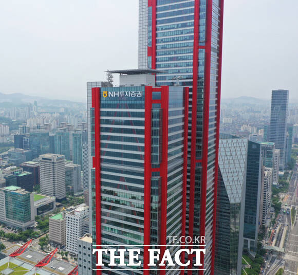 NH투자증권은 24일 임시이사회를 열고 기존 단독대표 체제에서 두 명의 대표이사가 각자 독립적 의사결정을 하는 각자대표 체제로의 전환을 결정했다. /NH투자증권