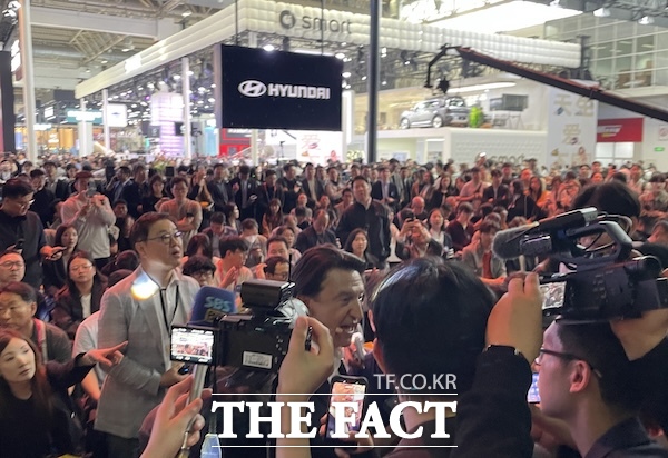 호세 무뇨스 현대차 사장이 24일 개막한 2026 베이징 국제 모터쇼에서 취재진들의 질문에 응답하고 있다. /문은혜 기자