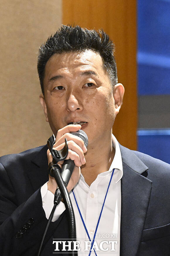 참석자들이 천주산에 대한 설명을 듣고 있다.