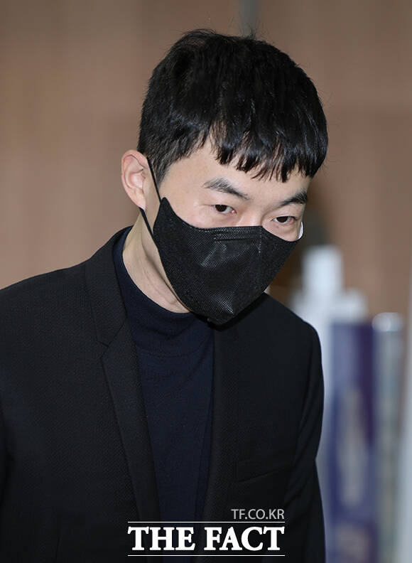 현직 교사들에게 문항을 제공받고 수억 원을 지급한 혐의를 받는 '일타강사' 현우진 씨가 24일 오전 서울 서초구 서울중앙지방법원에서 열린 공판에 출석하던 중 기자들을 피해 발걸음을 돌리고 있다. /박헌우 기자