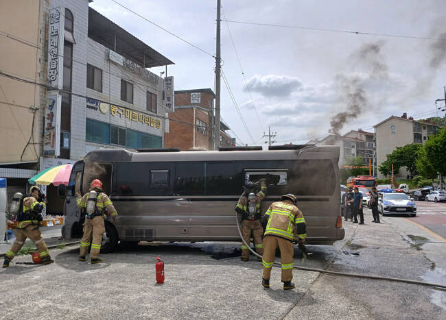 23일 오후 12시 58분에 구미시 황상동의 한 주차장에서 캠핑카에 불이나 2011년식 카운티 캠핑카 1대가 부분 소실됐다. /경북소방본부