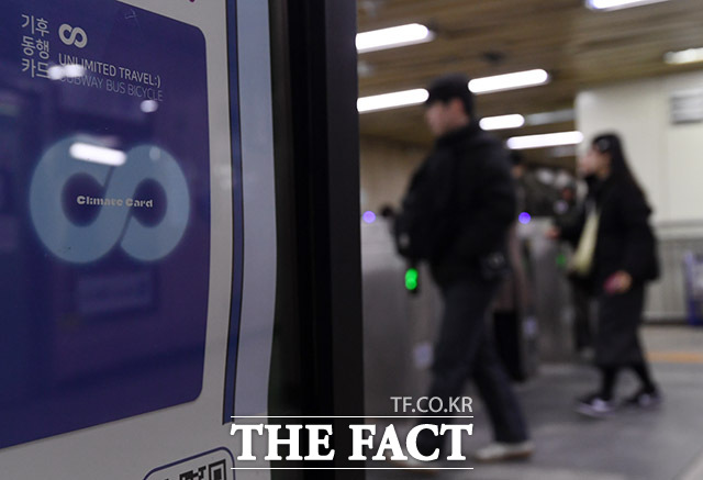 서울시 ‘기후동행카드’가 정액제와 반값 캐시백을 통해 대중교통 정책 변화를 이끌며 정부 정책으로 확산되고 있다. /더팩트 DB
