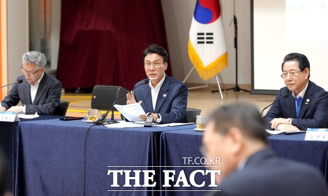 김민석 국무총리가 23일 여수시청소년해양교육원 대강당에서 2026여수세계섬박람회 준비 상황을 점검하고 있다. /전남도청