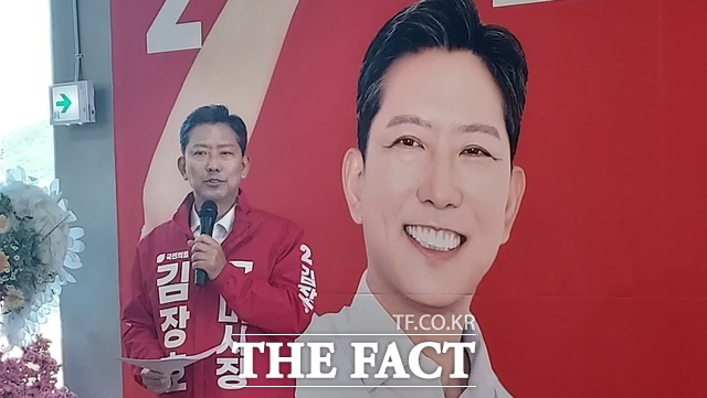 김장호 국민의힘 구미시장 예비후보는 24일 자신의 선거사무실에서 긴급 기자회견을 열고 경쟁 후보 측의 허위사실 유포 의혹을 제기하며 법적 대응을 선언했다. /정창구기자