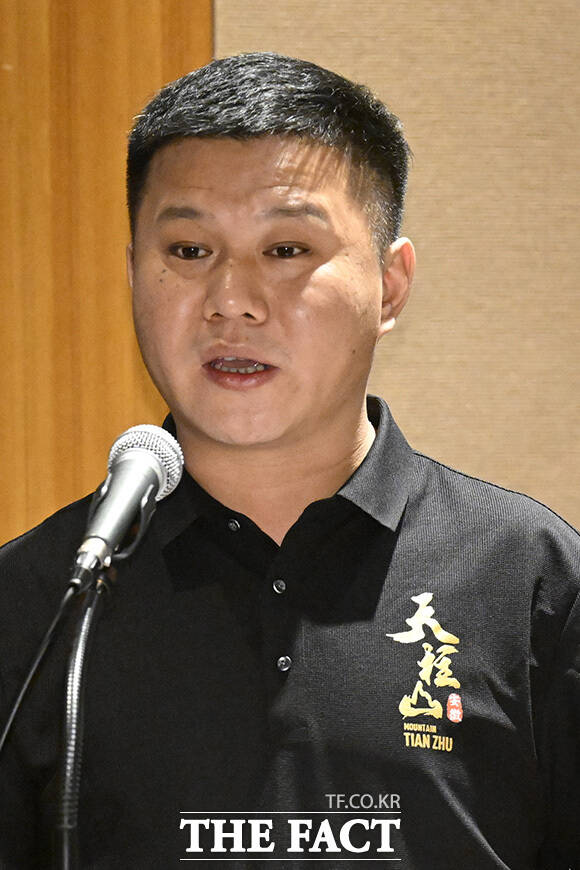 참석자들이 천주산에 대한 설명을 듣고 있다.