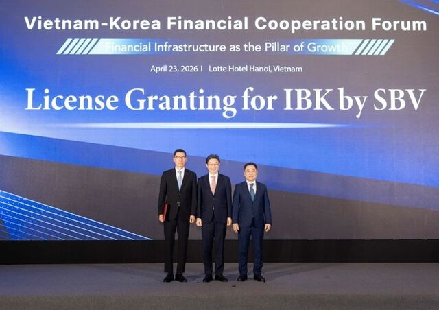 이억원(가운데) 금융위원장과 장민영(왼쪽) IBK기업은행장이 이달 23일(현지시간) 베트남에서 열린 한·베트남 금융협력 포럼에서 기업은행 베트남법인 본인가 취득을 기념해 사진 촬영을 하고 있다. /이억원 금융위원장 엑스 캡쳐