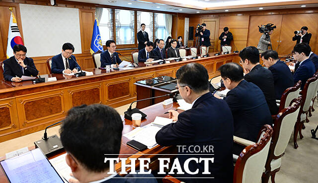 김민석 국무총리가 24일 오전 서울 종로구 정부서울청사에서 열린 성장엔진 연계 지역인재 양성 관계장관회의에 참석해 모두발언을 하고 있다. /임영무 기자