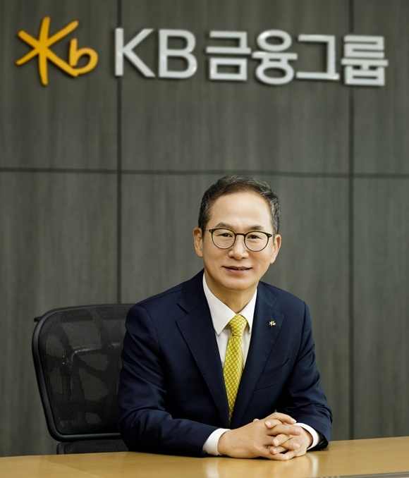 KB금융그룹이 올해 1분기 기준 신한금융그룹과의 리딩금융 격차를 다시 벌렸다. 사진은 양종희 KB금융 회장. /KB금융그룹