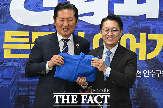 정청래 대표와 최고위원을 비롯한 참석자들이 회의를 앞두고 기념촬영하는 모습.