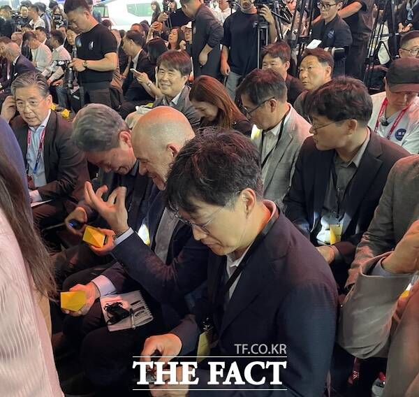 '아이오닉 V' 공개 행사장을 찾은 현대차그룹 주요 경영진들. 아래 왼쪽부터 장재훈 현대차그룹 부회장, 서강현 현대제철 사장, 만프레드 하러 R&D본부장(사장), 박민우 현대차·기아 AVP본부장(사장). /문은혜 기자