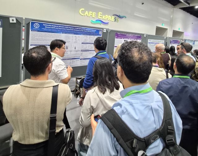 21일(현지시간) AACR 2026에서 동아에스티 연구원이 관람객을 대상으로 항암 파이프라인 비임상 연구결과를 포스터로 발표하고 있다. /동아에스티