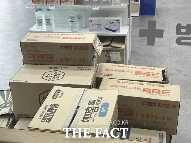 지난 23일 서울 양천구의 한 약국에 1000㎖ 생리식염수 10개들이 박스 3개가 쌓여있다. /진주영 기자