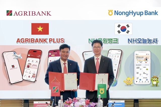 지난 22일 베트남 하노이에서 강태영 농협은행장(오른쪽)과 팜 또안 브엉 아그리뱅크 은행장(왼쪽)이 MOU를 체결한 뒤 기념촬영을 했다. /NH농협은행