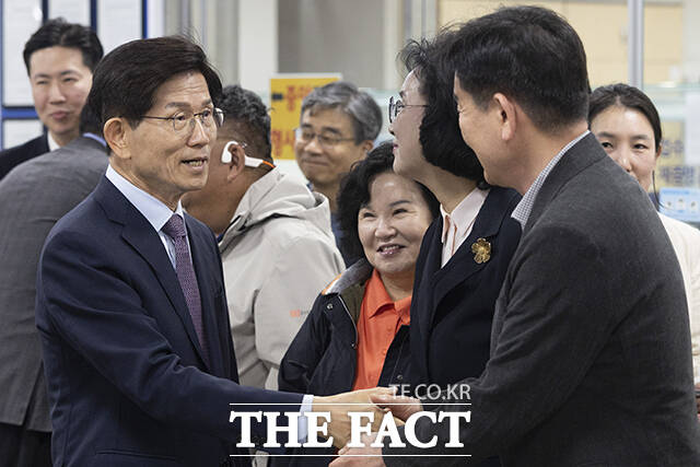 공직선거법 위반 혐의를 받는 김문수 전 고용노동부 장관이 24일 오전 서울 서초구 서울중앙지방법원에서 열린 1심 선고 공판에 출석하고 있다. /박헌우 기자