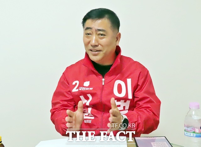 이범수 공주시의원 예비후보가 23일 공주시 신관동 선거사무소에서 가진 인터뷰를 통해 재선 도전에 대해 이야기를 하고 았다. /김형중 기자