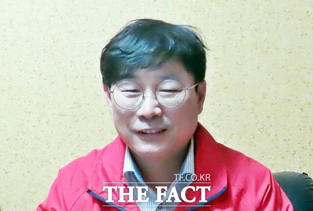 이봉규 청양군의원 예비후보(가선거구 2-나)가 23일 청양군 읍내리 선거사무소에서 <더팩트>와 인터뷰를 하고 있다. /김형중 기자