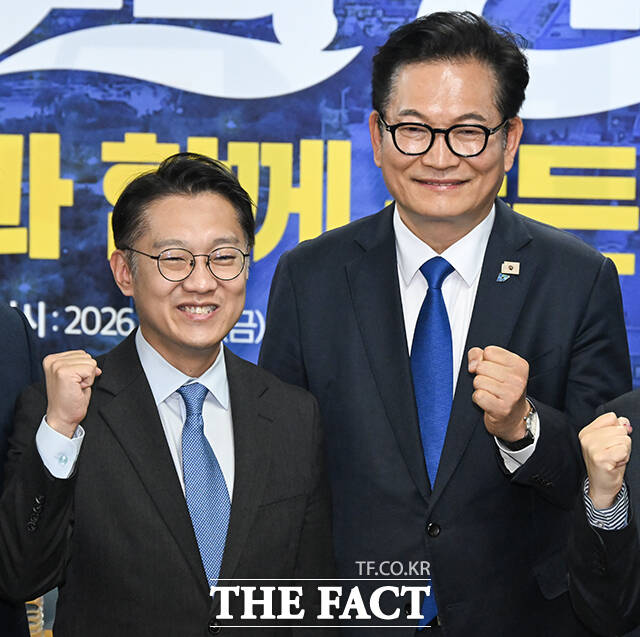 송영길 전 민주당 대표(오른쪽)와 김남준 전 청와대 대변인이 24일 오전 인천 연수구 정지열 연수구청장 후보 선거사무실에서 더불어민주당 현장 최고위원회의를 앞두고 기념사진을 찍고 있다. 민주당은 23 인천 계양을에 김남준 전 대변인을, 연수갑에 송영길 전 대표를 전략 공천했다. /인천=남윤호 기자