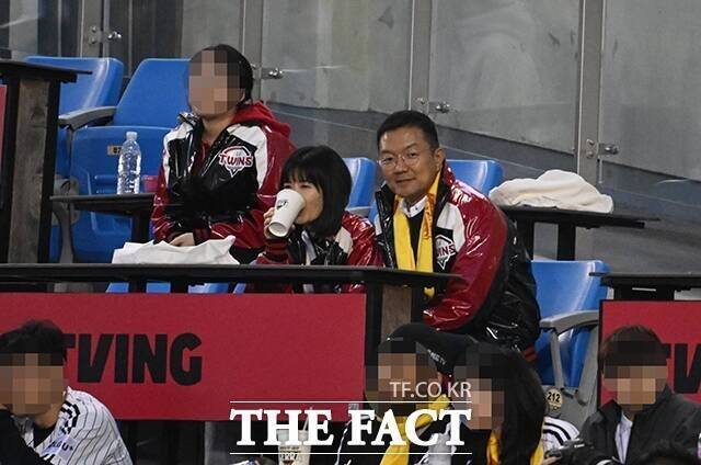 윤관 블루런벤처스 대표와 아내 구연경 LG복지재단 대표가 지난해 3월 서울 송파구 잠실야구장에서 열린 2025 KBO리그 LG 트윈스와 한화 이글스의 경기를 관람하고 있다. /더팩트 DB