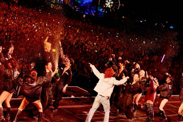 박진영 대중문화교류위원회 공동위원장은 코첼라를 뛰어넘는 K팝 페스티벌인 '패노미논 페스티벌'의 국내 개최를 예고했다. 사진은 그룹 빅뱅이 미국 캘리포니아 인디오 엠파이어 폴로 클럽에서 열린 2026 코첼라 밸리 뮤직 앤드 아츠 페스티벌에 출연해 라이브 공연을 펼치는 모습이다./YG엔터테인먼트