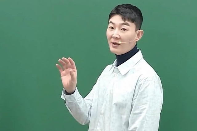 현직 교사들에게 문항을 제공받고 수억 원을 지급한 혐의를 받는 '일타강사' 현우진 씨가 24일 첫 재판에서 혐의를 부인했다./현우진 SNS