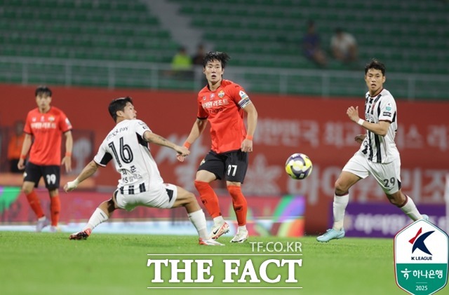 K리그1 선두 FC서울과 3위 강원FC가 25일 강릉에서 시즌 초반 판세를 좌우할 맞대결을 펼친다./K리그