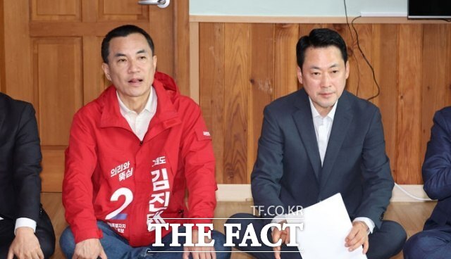 6·3 지방선거에서 재선에 도전하는 김진태 강원도지사가 22일 장동혁 국민의힘 대표에게 결자해지를 요구했다. 사진은 장 대표와 김 지사가 22일 오전 강원도 양양군 손양면 수산리어촌마을회관에서 열린 지도부 방문 지방선거 공약 발표 현장에 참석해 있는 모습. /뉴시스