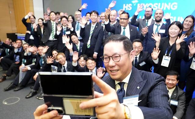 조현상 HS효성 부회장이 'HS효성나이트' 참석자들과 기념 촬영을 하고 있다. /HS효성