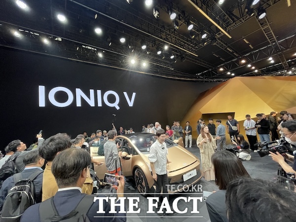 2026 베이징 국제 모터쇼를 방문한 관람객들이 24일 공개된 '아이오닉 V'를 살펴보고 있다. /문은혜 기자
