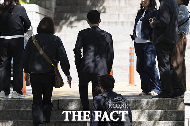 현직 교사들에게 문항을 제공받고 수억 원을 지급한 혐의를 받는 '일타강사' 현우진 씨가 24일 오전 서울 서초구 서울중앙지방법원에서 열린 공판에 출석하던 중 기자들을 피해 발걸음을 돌리고 있다. /박헌우 기자