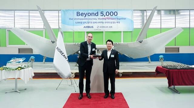 대한항공은 24일 샤크렛 누적 인도 물량이 5000대를 기록했다고 밝혔다. 사진은 A320 샤크렛 5,000호기 납품 기념식에서 유종석 대한항공 오퍼레이션 부문 부사장(오른쪽)과 브누아 슐츠 에어버스 최고 조달 책임자(왼쪽)의 기념사진. /대한항공 제공