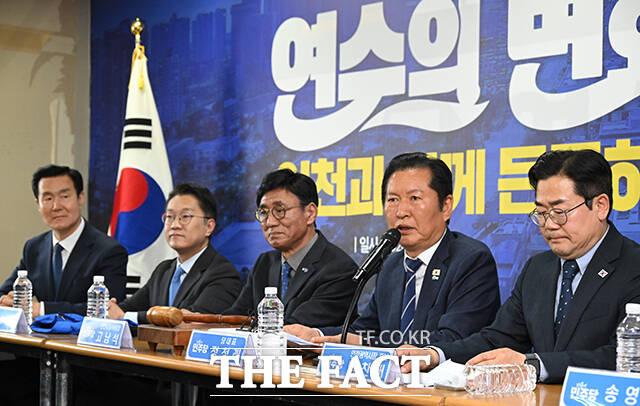 정청래 대표와 최고위원을 비롯한 참석자들이 회의를 앞두고 기념촬영하는 모습.