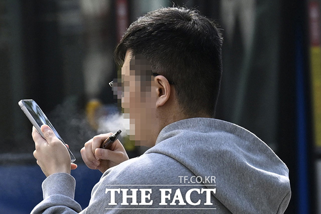 담배사업법 개정안 시행으로 합성 니코틴 전자담배가 단속 대상에 포함된 24일 오전 한 시민이 서울 강남구 테헤란로 금연 거리에서 흡연을 하고 있다. /송호영 기자