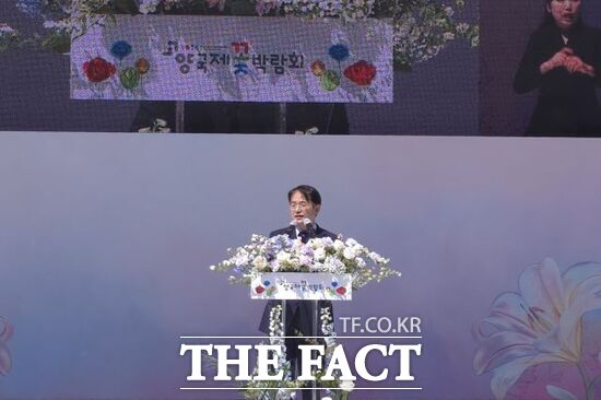 꽃, 시간을 물들이다를 주제로 오는 5월 10일까지 진행되는 2026년 고양국제꽃박람회 개막식에서 이동환 경기 고양시장이 인사말을 하고 있다. /양규원 기자