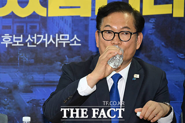 정청래 대표와 최고위원을 비롯한 참석자들이 회의를 앞두고 기념촬영하는 모습.