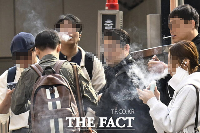 시민들이 금연 구역에서 흡연을 하고 있다.