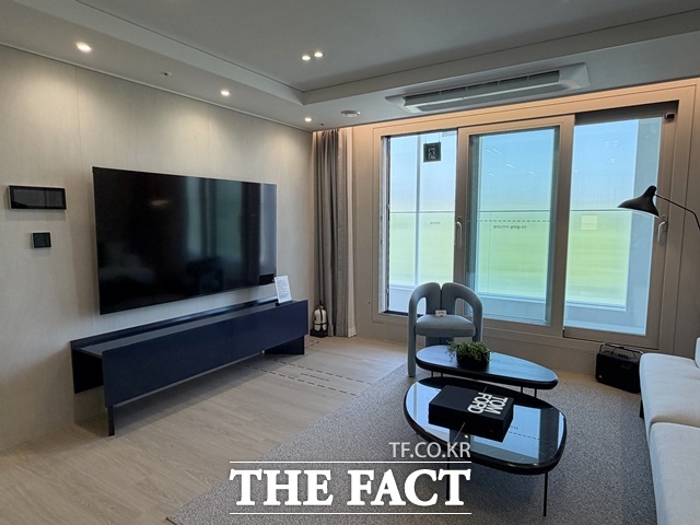 사진은 59㎡A 유니트 내부다. 주방은 두 사람이 서 있으면 꽉 찰만큼 좁았으나, 거실과 침실이 동일 면적 세대에 비해 넓은 편이었다. /공미나 기자