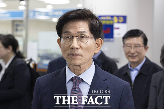 공직선거법 위반 혐의를 받는 김문수 전 고용노동부 장관이 24일 오전 서울 서초구 서울중앙지방법원에서 열린 1심 선고 공판에 출석하고 있다. /박헌우 기자