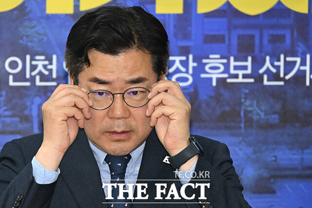 정청래 대표와 최고위원을 비롯한 참석자들이 회의를 앞두고 기념촬영하는 모습.