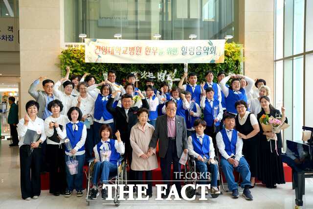 23일 ‘KYCU 에바다 Vocal 앙상블’ 팀이 공연을 마치고 김희수 설립자 내외와 기념촬영하고 있다. /건양사이버대